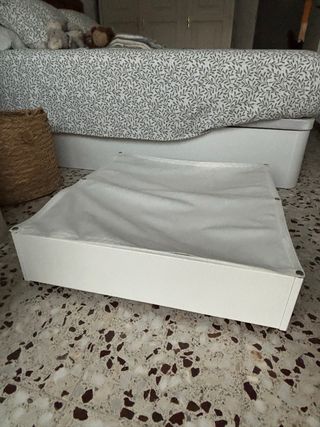 Cajón de cama blanco con ruedas VARDÖ IKEA