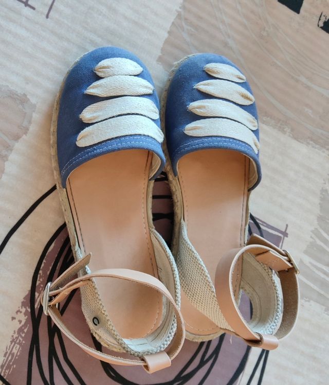 Zapatillas Conguitos azules y blancas talla 33