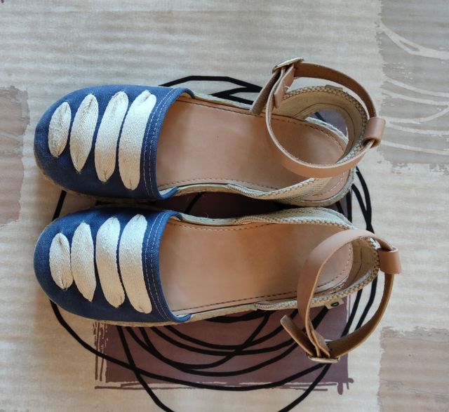 Zapatillas Conguitos azules y blancas talla 33