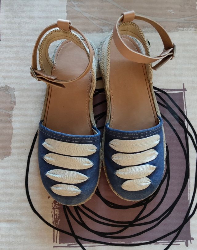 Zapatillas Conguitos azules y blancas talla 33