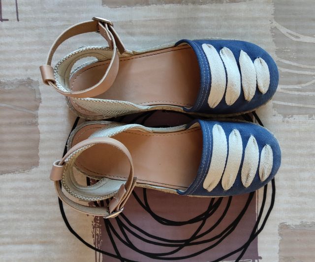 Zapatillas Conguitos azules y blancas talla 33