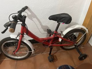 Bicicleta infantil roja con ruedines