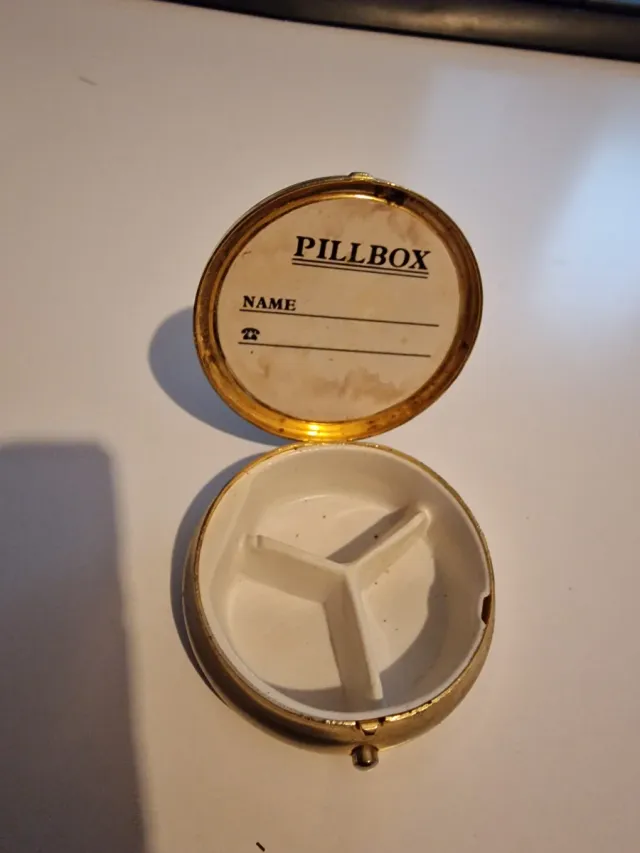 Pastillero antiguo metálico