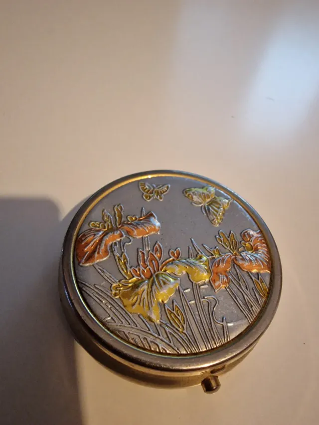 Pastillero antiguo metálico