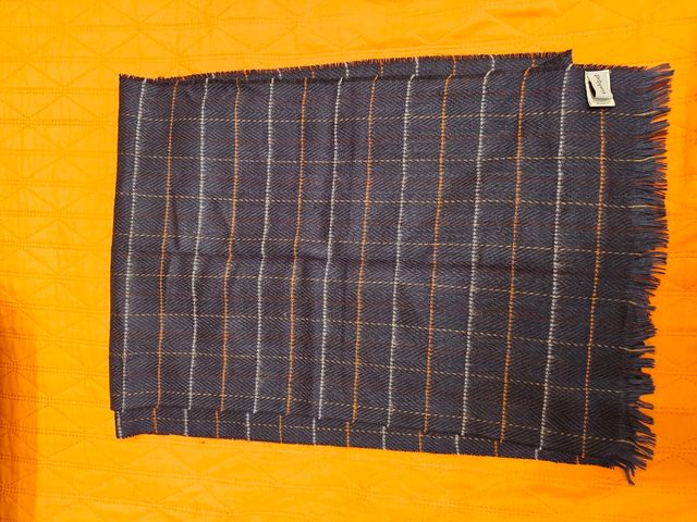 Sciarpa Combipel grigia con dettagli arancioni