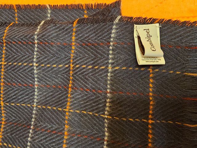 Sciarpa Combipel grigia con dettagli arancioni