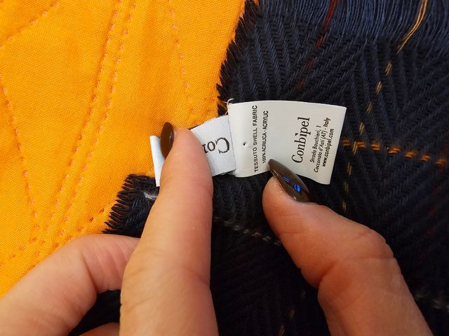 Sciarpa Combipel grigia con dettagli arancioni