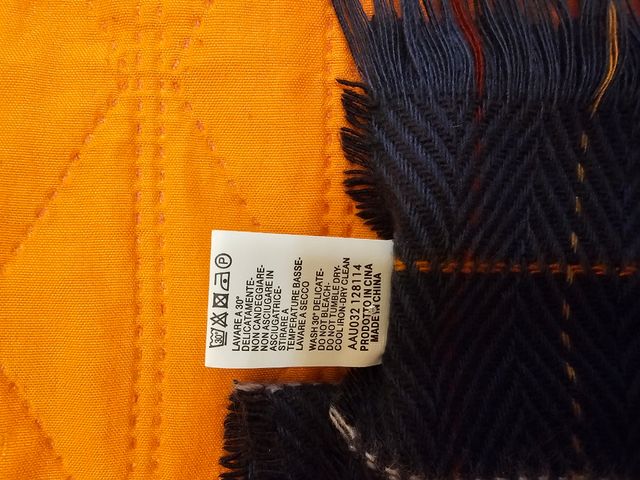 Sciarpa Combipel grigia con dettagli arancioni