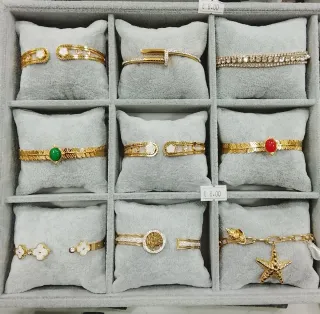 Pulseras doradas con detalles blancos