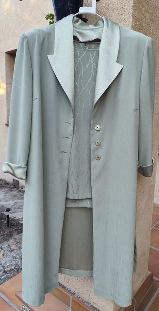 Impecable!!!Conjunto mujer blusa y levita verde.
