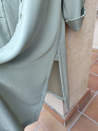 Impecable!!!Conjunto mujer blusa y levita verde.
