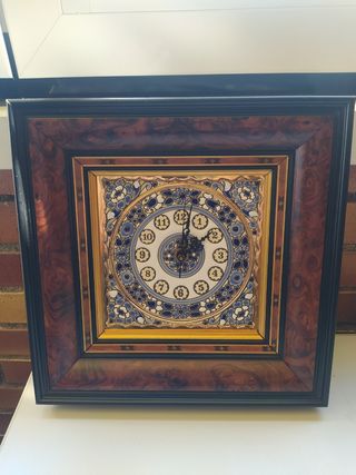 Reloj de pared decorativo, medidas 25x25.