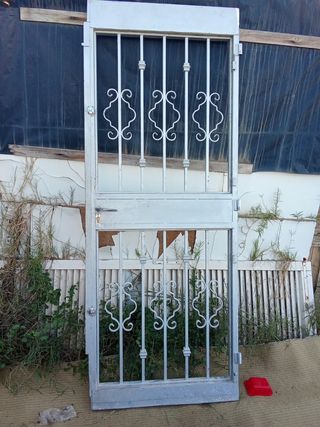 Puerta de hierro forjado