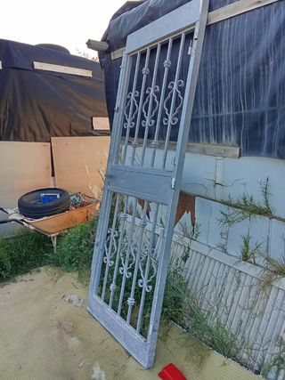 Puerta de hierro forjado