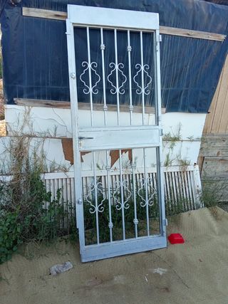 Puerta de hierro forjado