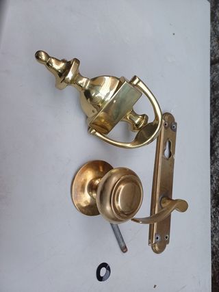 Pomo y manilla dorados