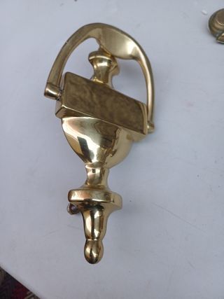 Pomo y manilla dorados