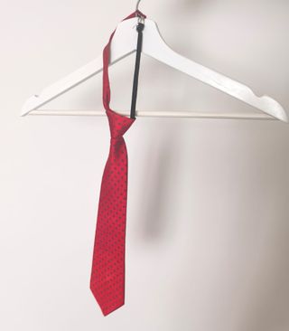 Corbata infantil roja con cuadrados azules 