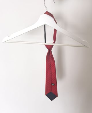 Corbata infantil roja con cuadrados azules 