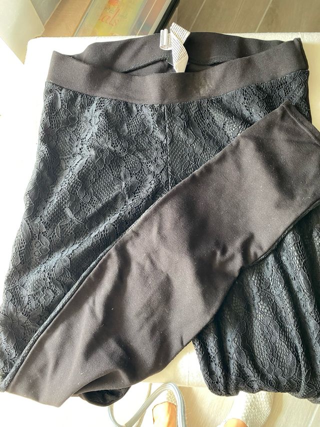 Leggings negros con encaje