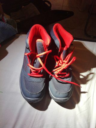 Botas de montaña grises y rojas mujer