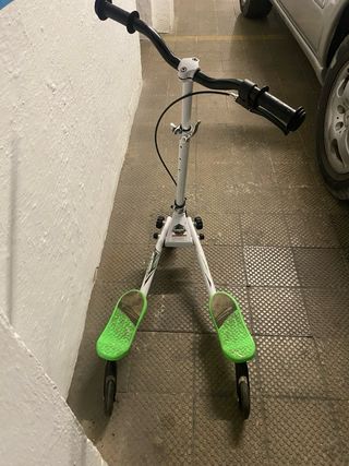 Patinete blanco con ruedas verdes