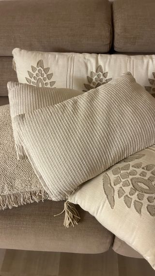 Juego 2 Almohadas Decorativas Beige