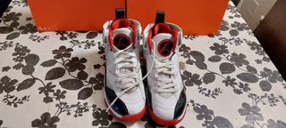 Zapatillas Jordan Air Blancas y Rojas