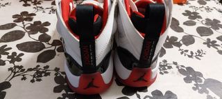 Zapatillas Jordan Air Blancas y Rojas