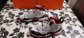 Zapatillas Jordan Air Blancas y Rojas