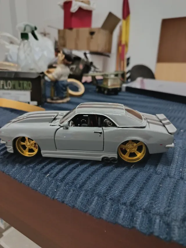 Bonito  coche Chevrolet Camaro SS  Gris coche