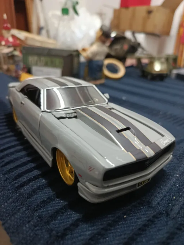 Bonito  coche Chevrolet Camaro SS  Gris coche