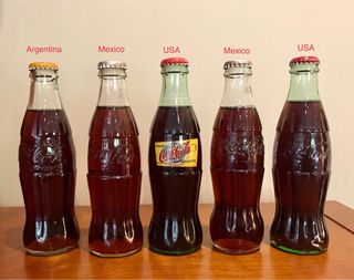 Bottiglie di Coca Cola provenienti da diversi paesi