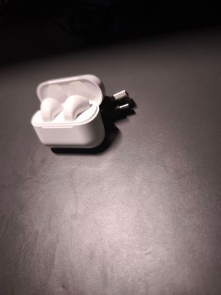 Auriculares inalámbricos blancos sin usar