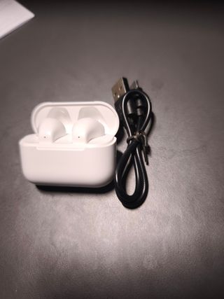 Auriculares inalámbricos blancos sin usar