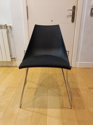 Silla moderna negra y plateada