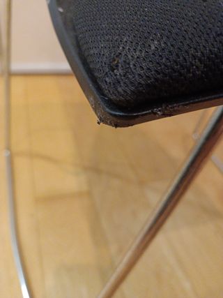 Silla moderna negra y plateada