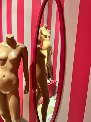 Maniquí femenino con pie