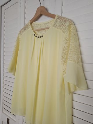 Blusa amarilla con encaje