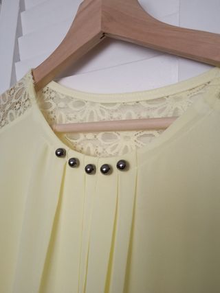 Blusa amarilla con encaje