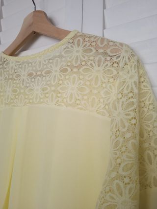 Blusa amarilla con encaje