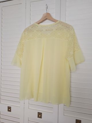 Blusa amarilla con encaje