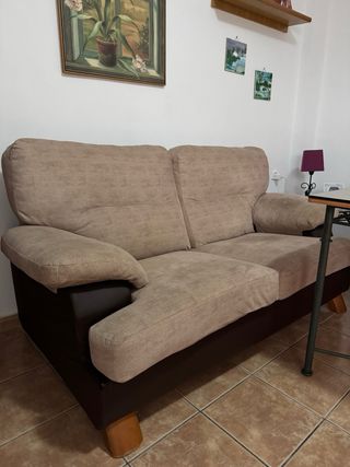 Sofá pequeño beige y marrón