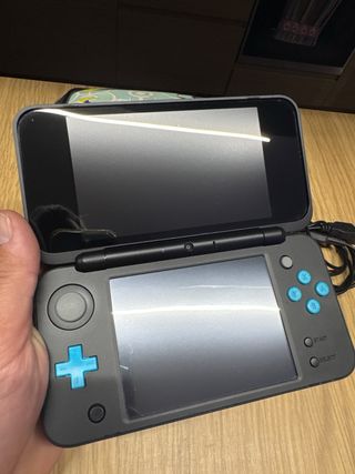Nintendo 2DS XL con funda y juegos