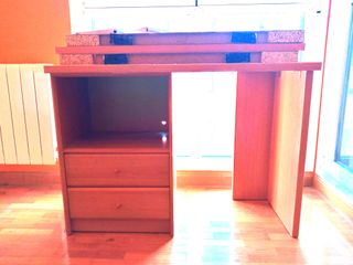 Escritorio y baldas de madera