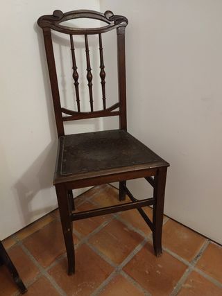 Silla de madera antigua