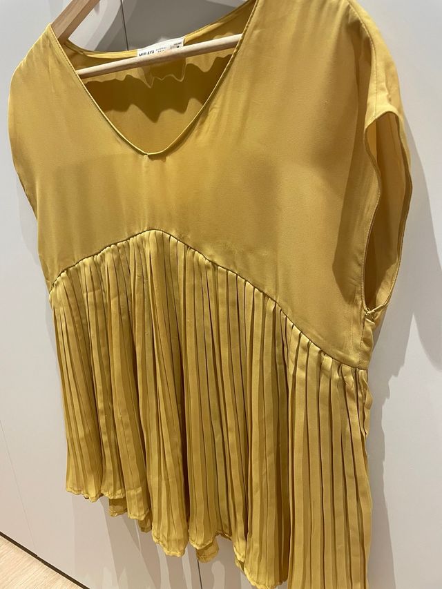 Blusa amarilla plisada