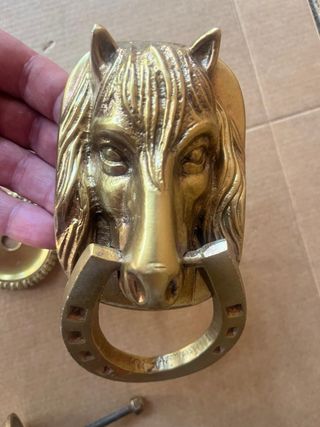Aldaba antigua de caballo con herradura latón