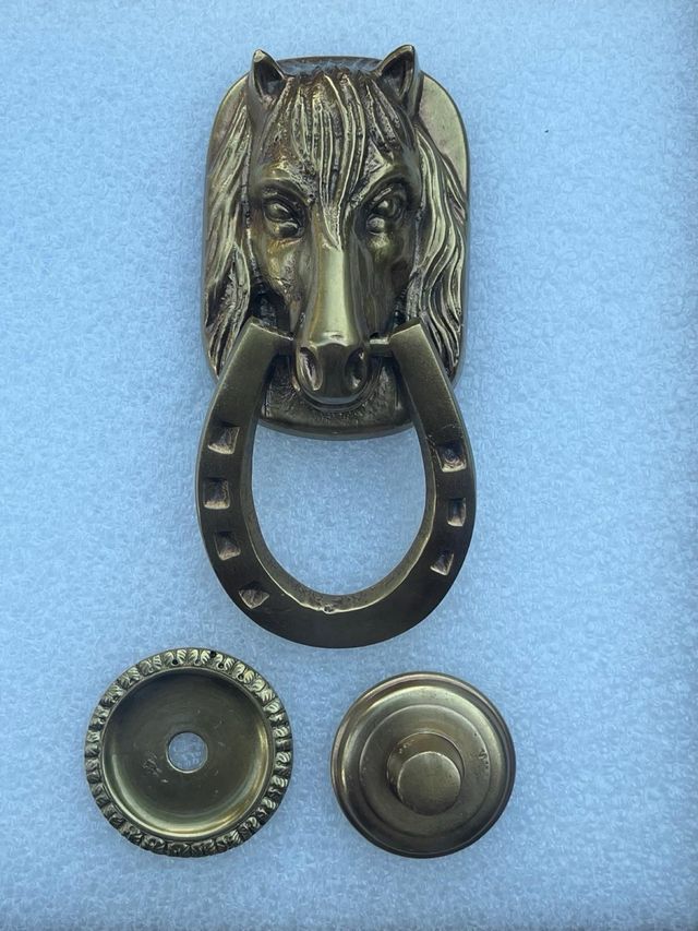 Aldaba antigua de caballo con herradura latón