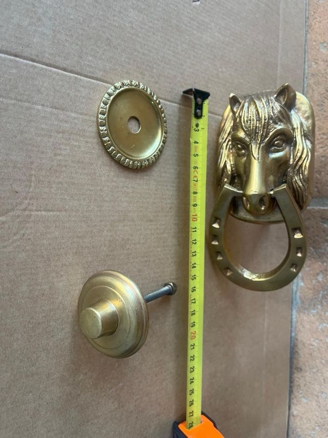 Aldaba antigua de caballo con herradura latón